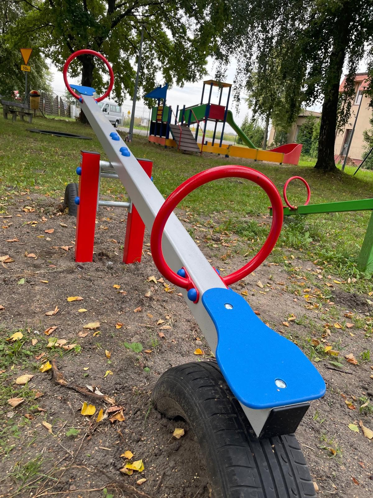 Odświeżony plac zabaw w Skałowie